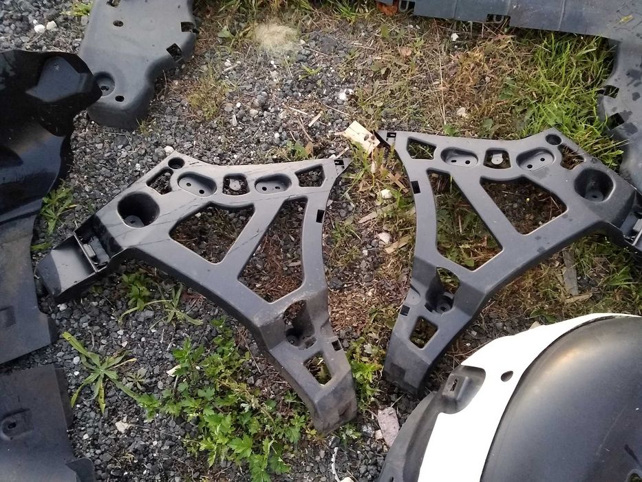 Ślizg wspornik zderzaka tył Megane III Kombi