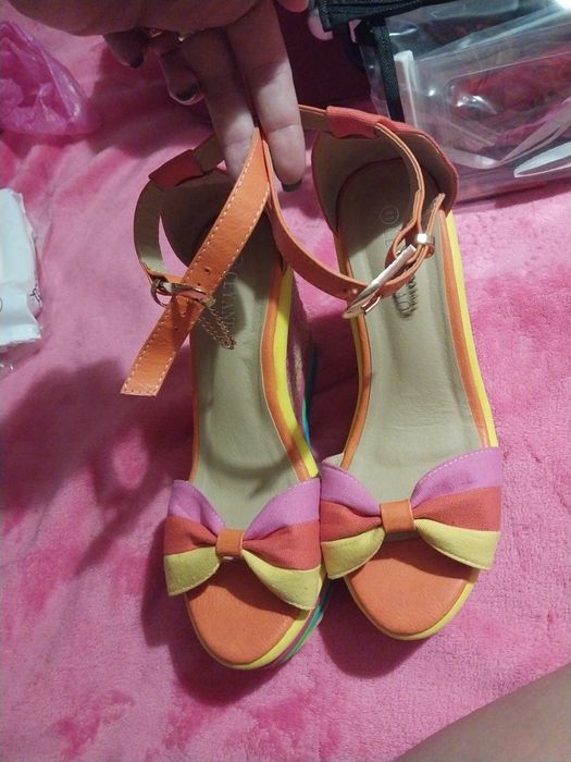 Продам босоножки