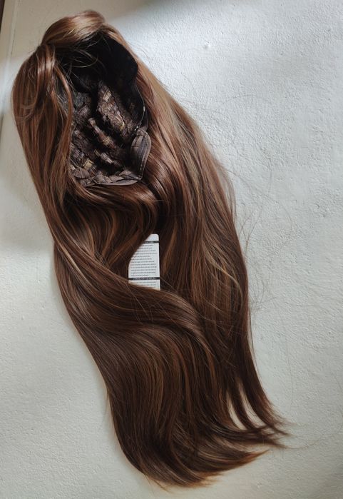 Nowa realistyczna jasno brązowa długa prosta peruka delikatne refleksy