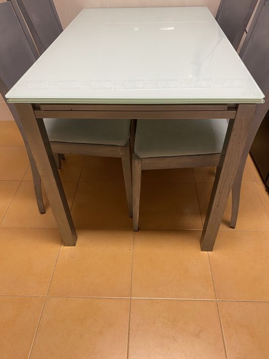 Mesa e cadeiras de cozinha