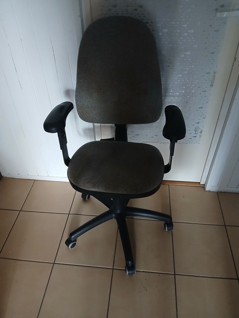 Krzesło biurowe do komputera. Sprawne