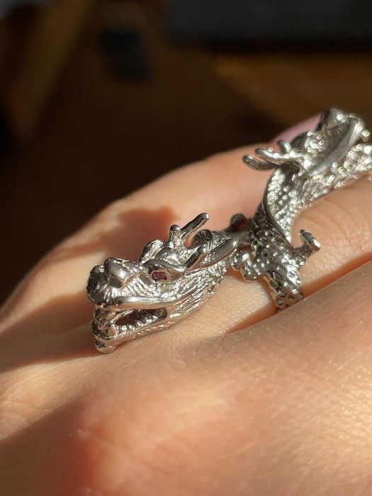 Серебряное кольцо" Дракон"с родолит гранатом.Размер 17.Серебро925 п