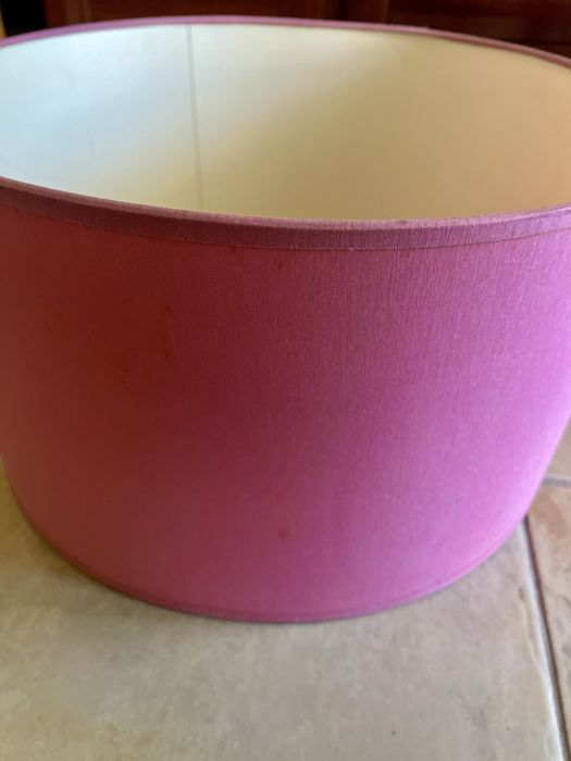 Abajur laranja e abajur rosa