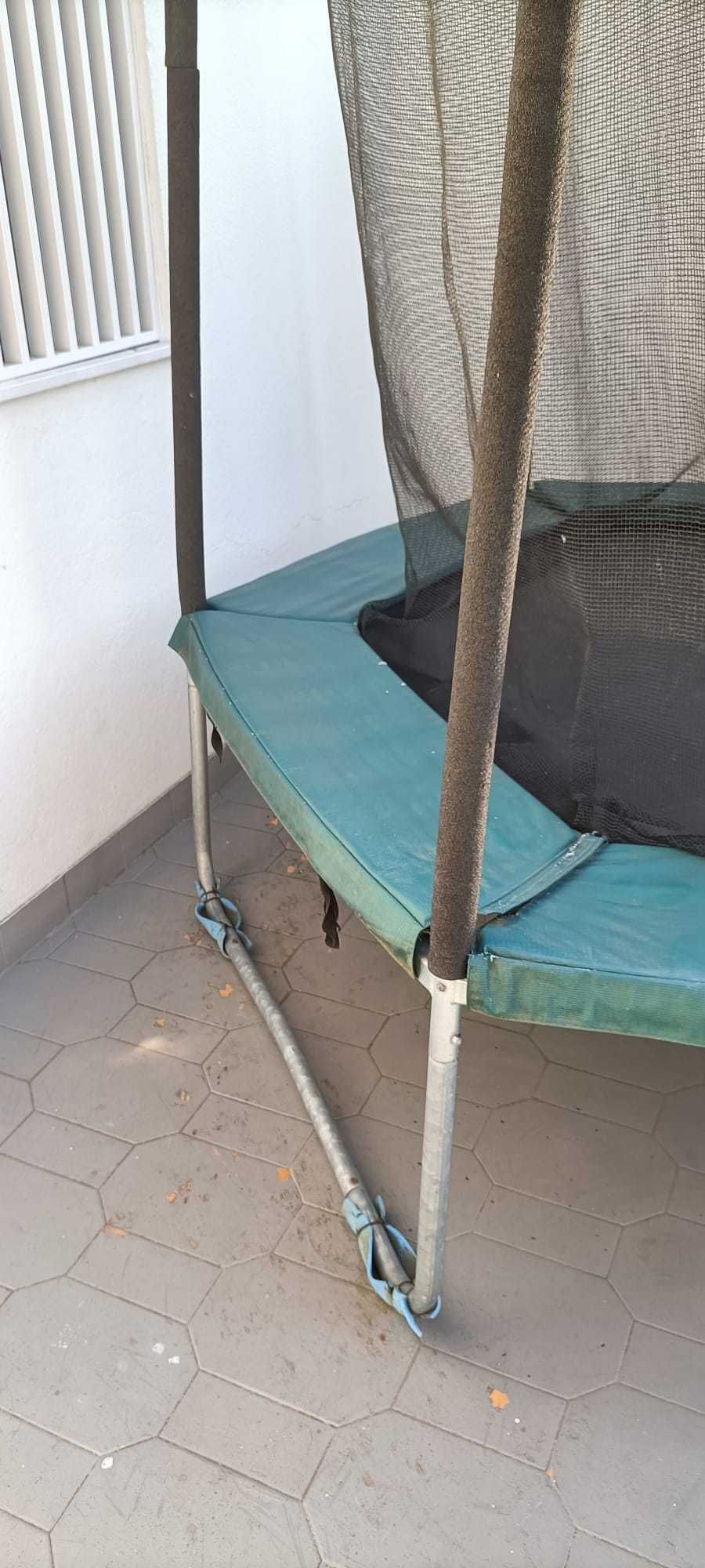 Trampolim hexagonal em bom estado!