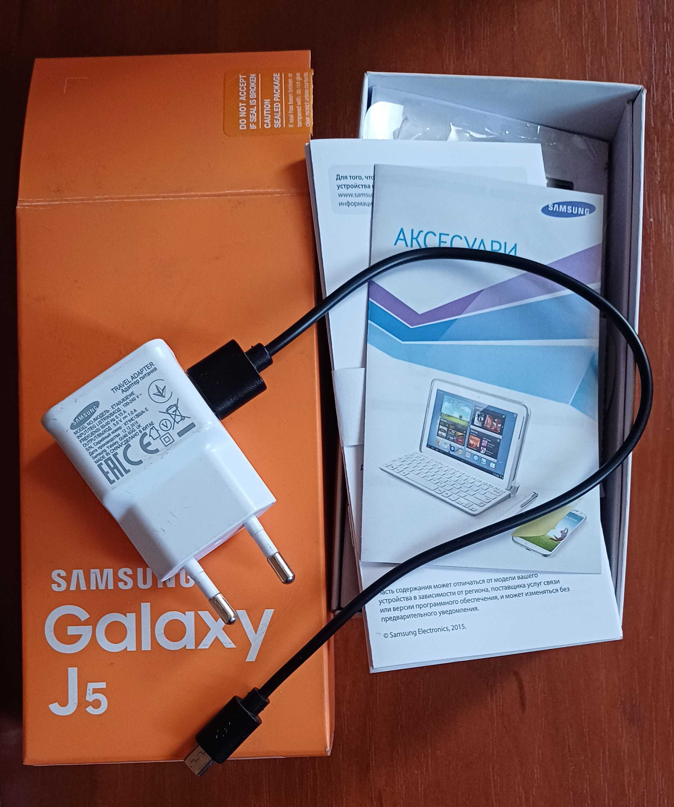 Мобільний телефон Samsung Galaxy J5 2015 8 GB