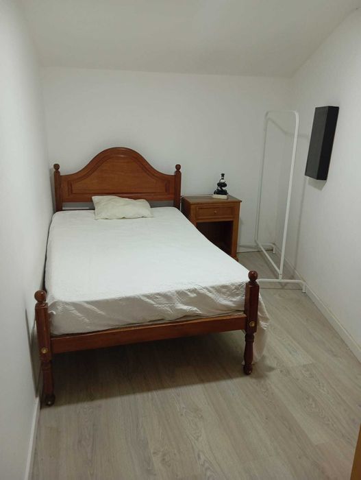 Alugo quarto individual perto estação de metro de Francos