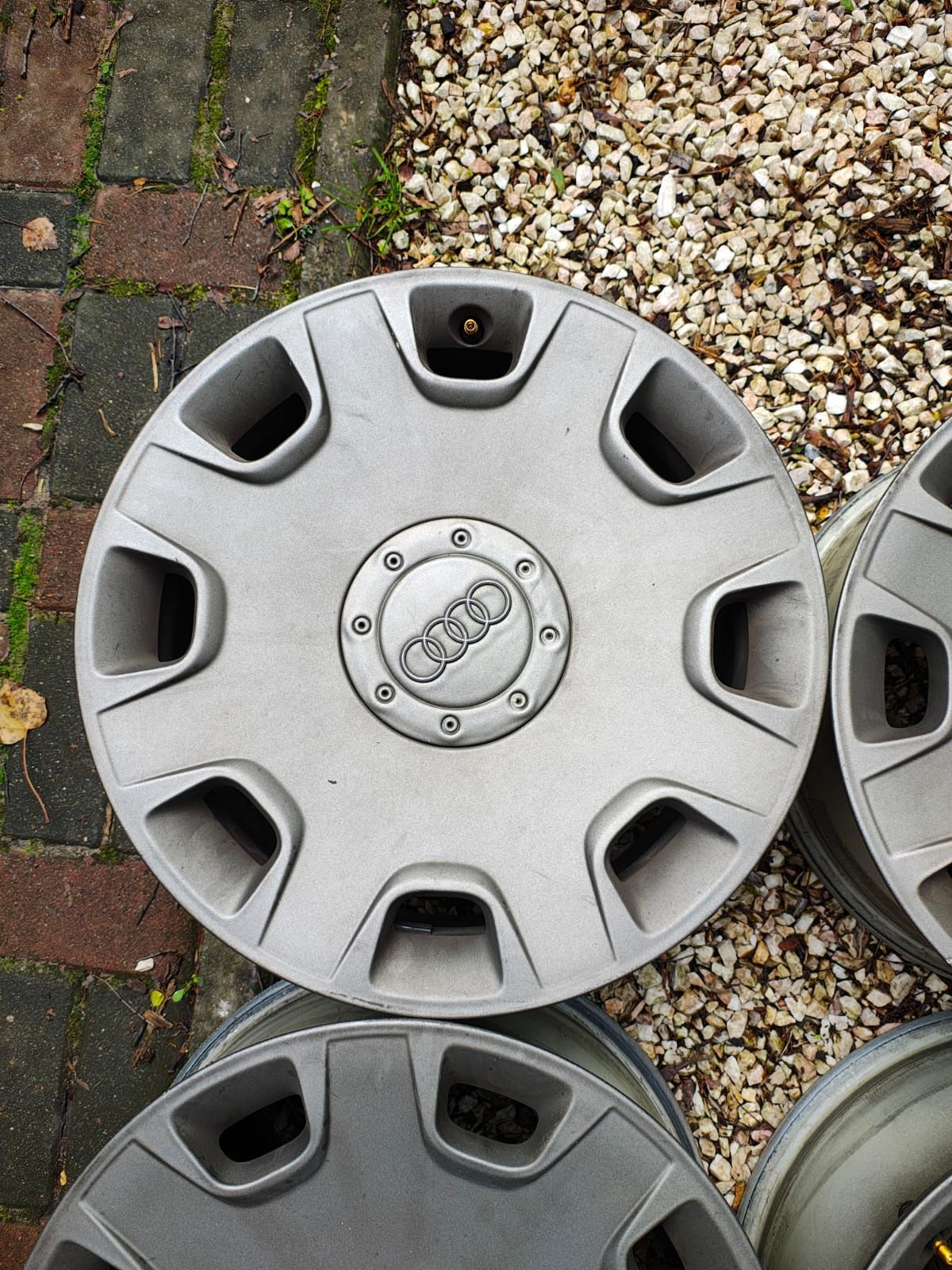 Felgi aluminiowe Audi 17 cali  7.5J Et40
Felgi proste, nie spa