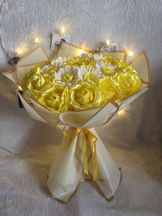 Bukiet żółtych róż i białych stokrotek