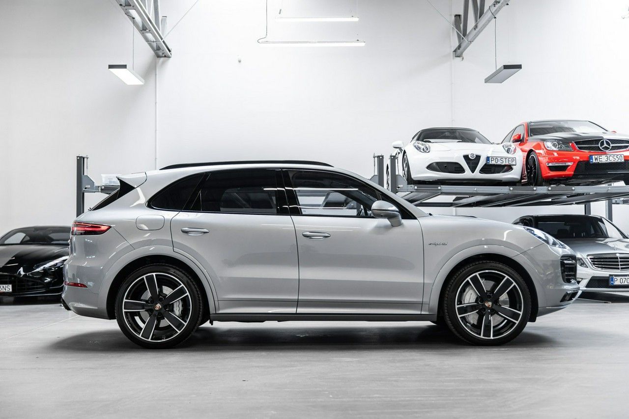 Porsche Cayenne E-Hybrid 462KM. Konfiguracja na 712 tys. zł. Gwarancja do 01.2026.