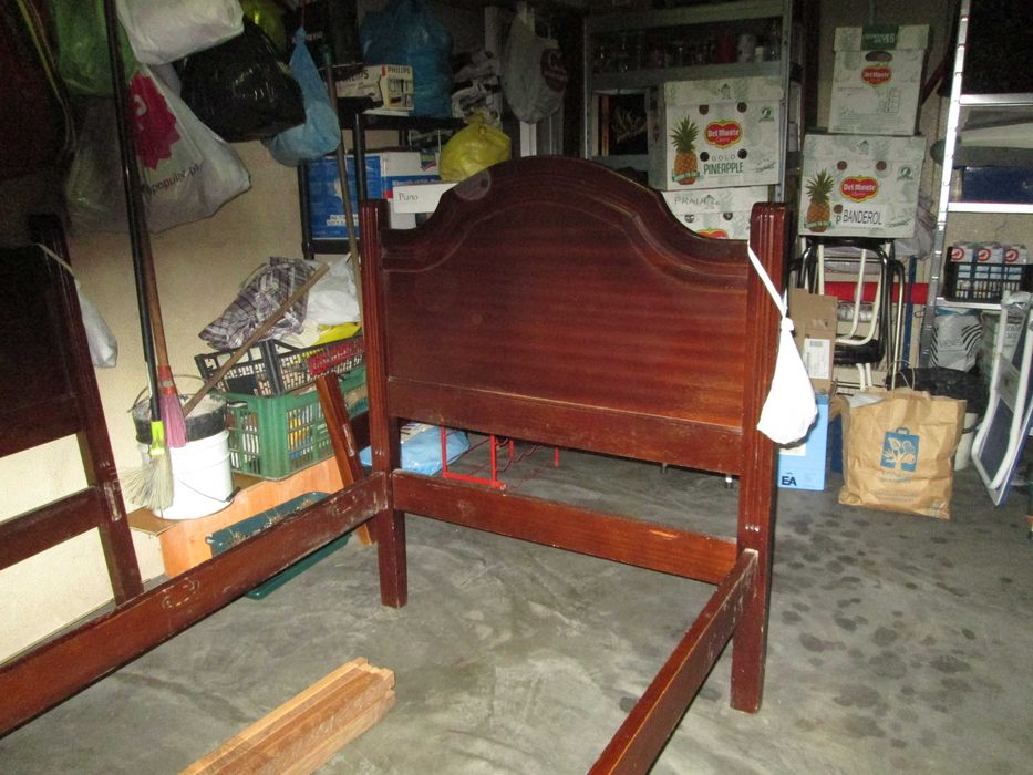 Espelho, camas solteiro, estrado articulado, colchão e banco de pés