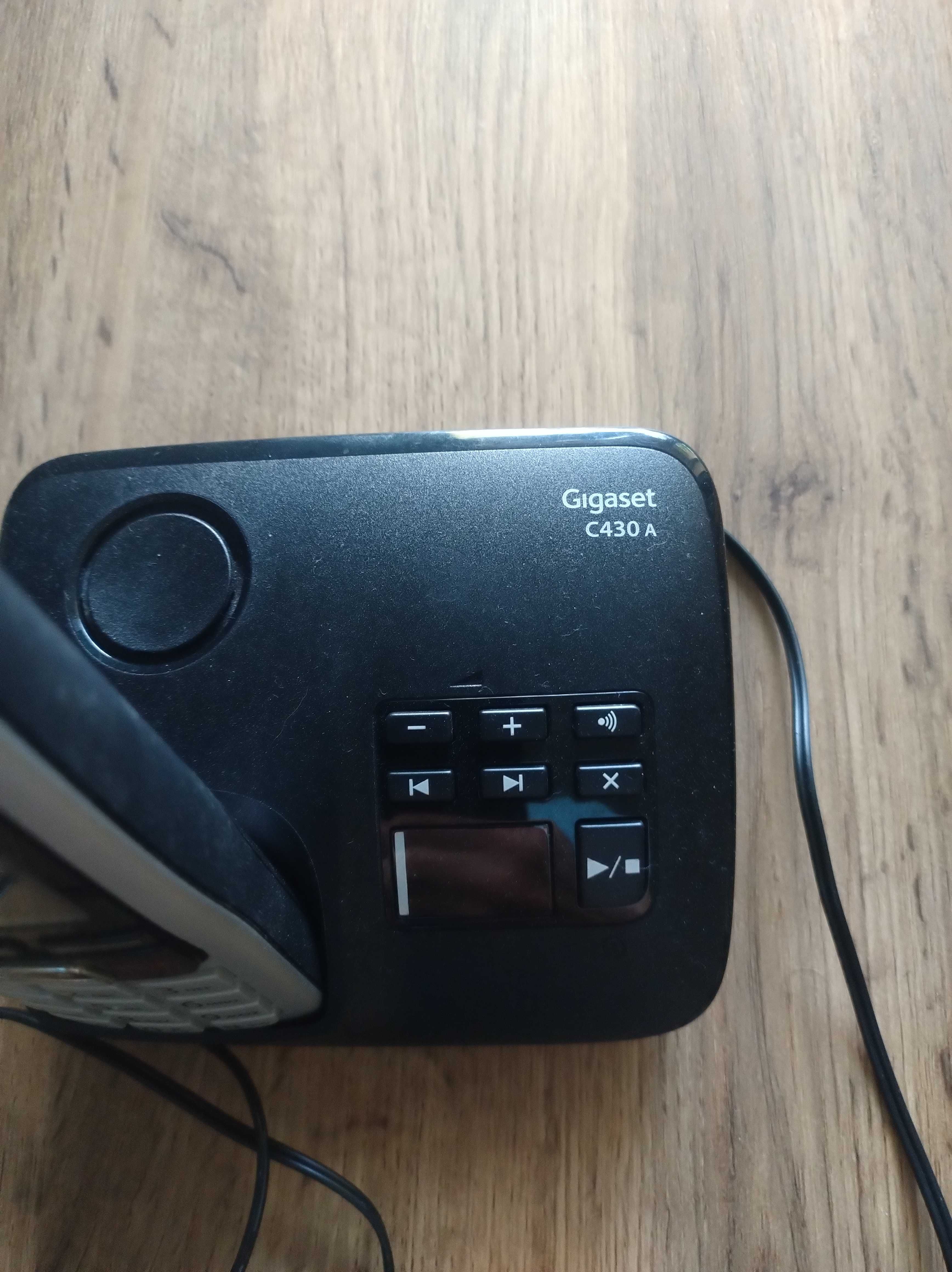 Telefon bezprzewodowy Gigaset z 430A oraz dwie słuchawki z stacjami.