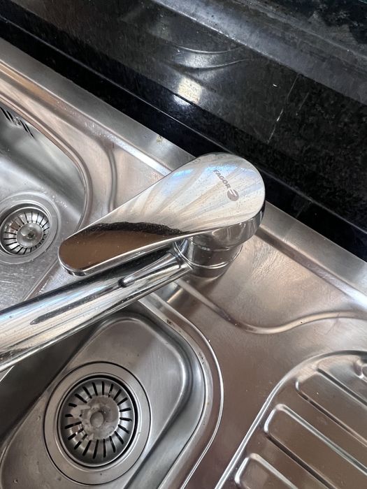 Banca lava louça inox Fagor e torneira Roca