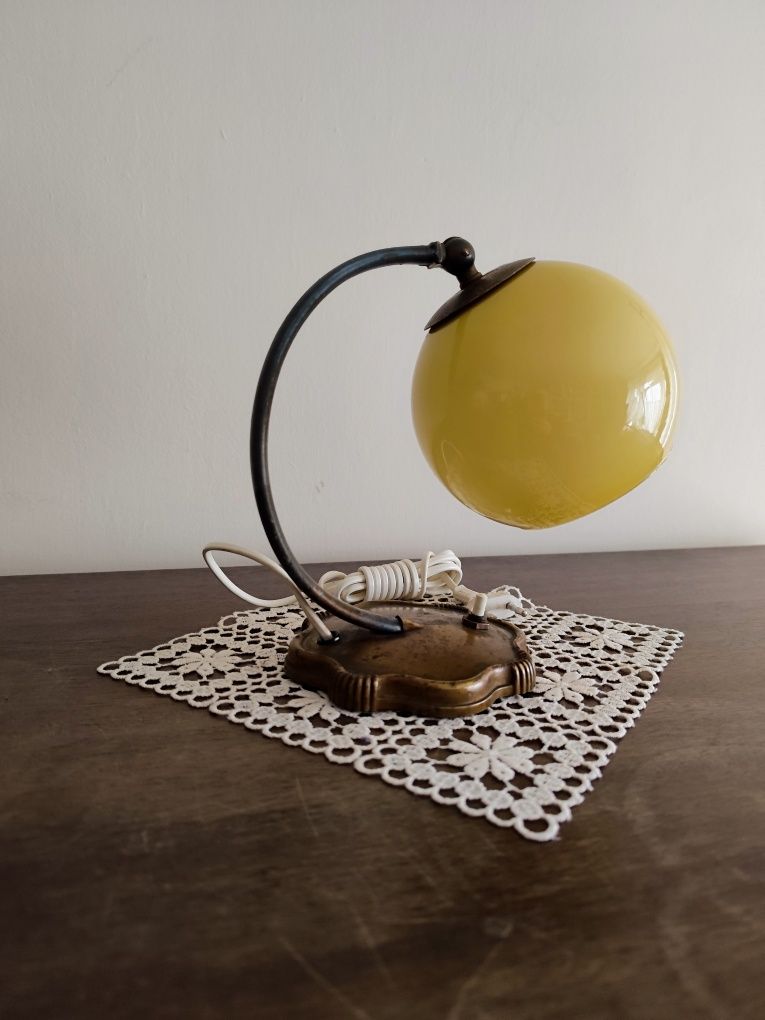 Malutka zabytkowa lampka nocna z mosiężnymi elementami. Vintage Retro