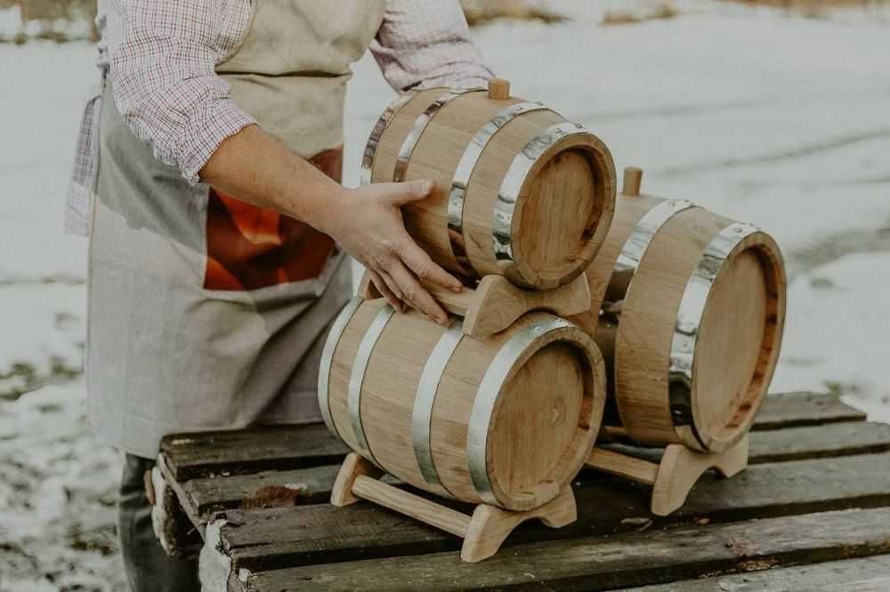 Дубові бочки вино, віскі та діжки .