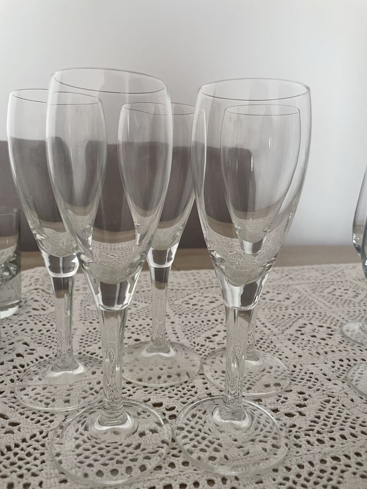 Zestaw kieliszkow i szkalnek do drinkow