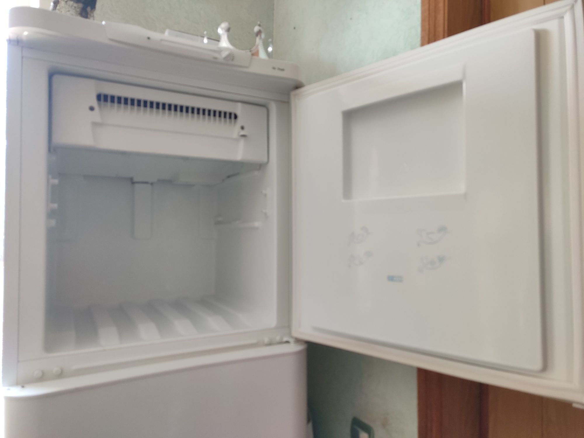 Продам холодильник двухкамерный Indesit большой