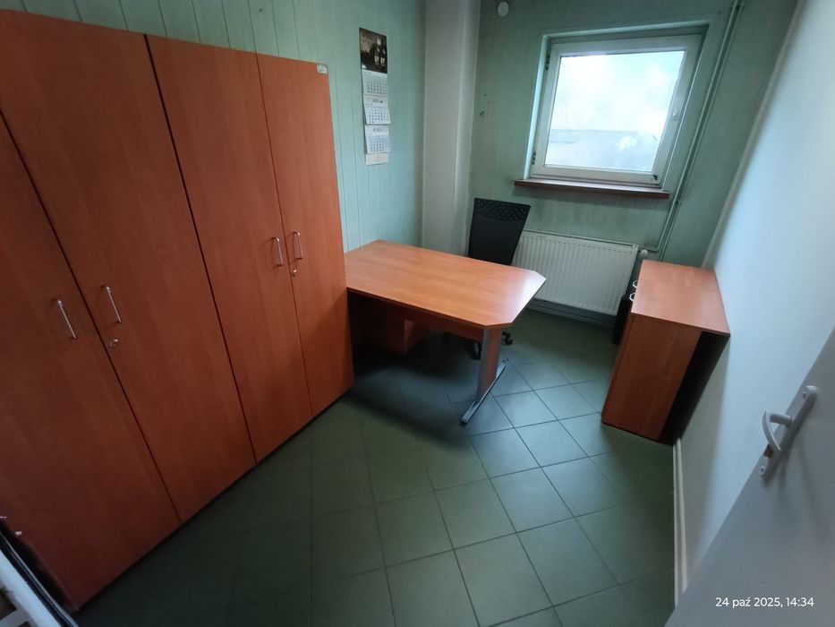 Zestaw mebli biurowych, szafa biurko komoda krzesło biurowe.