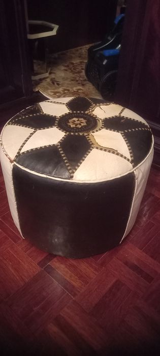 2 pufs em pele para estufar