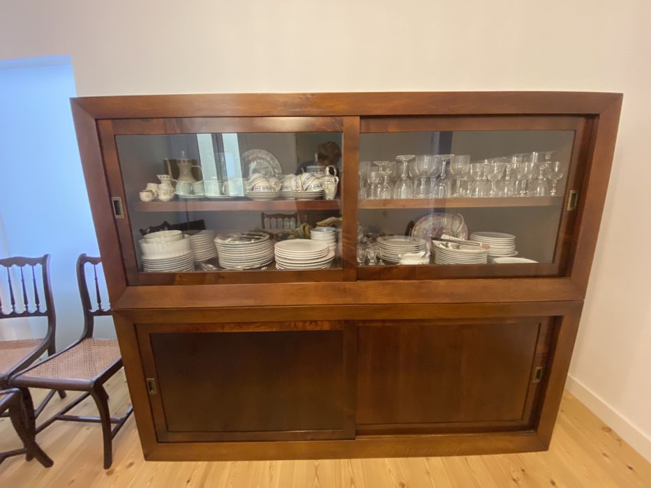 Estante/Móvel de madeira maciça.