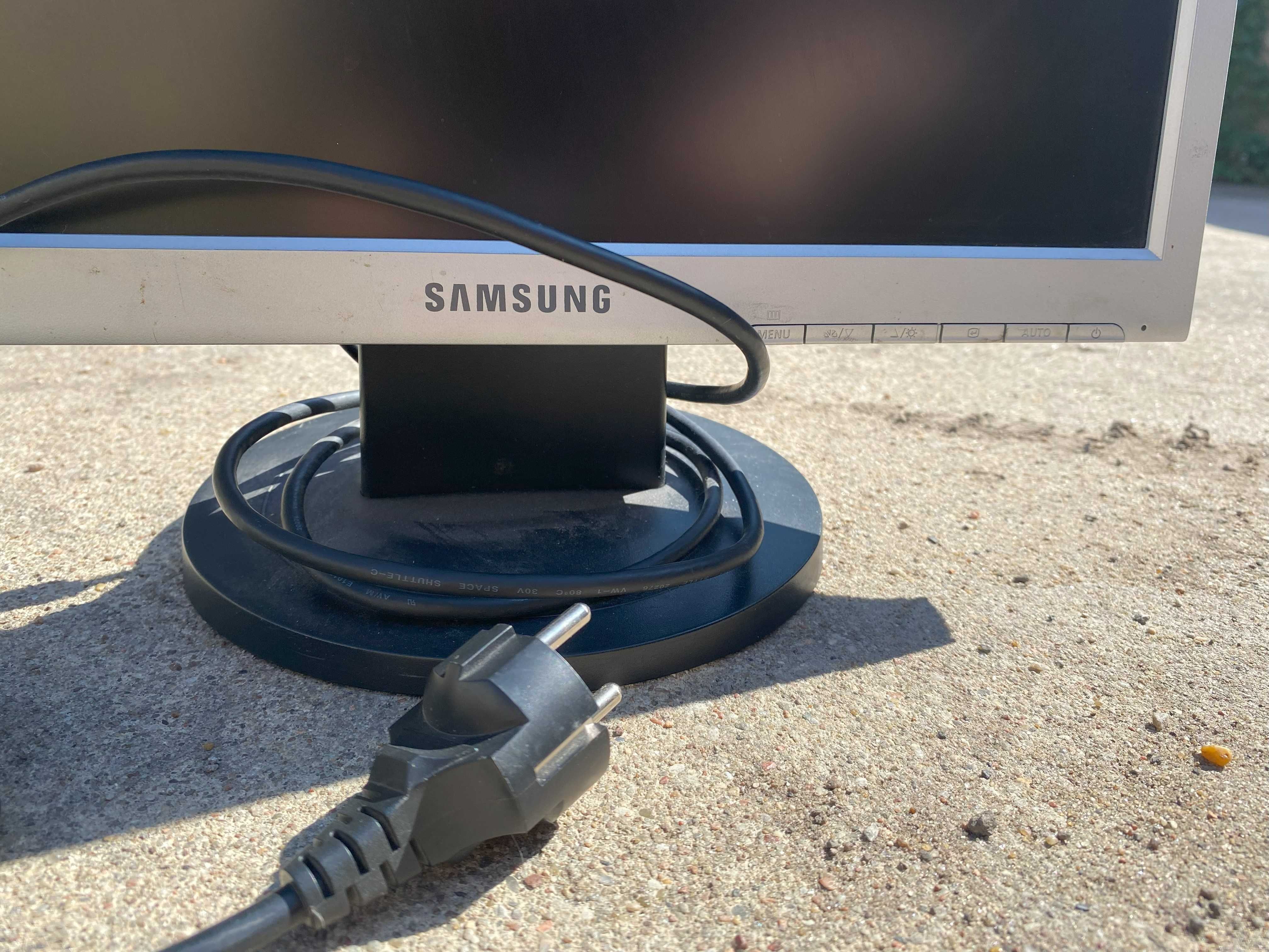 Monitor Samsung 720N z kablami