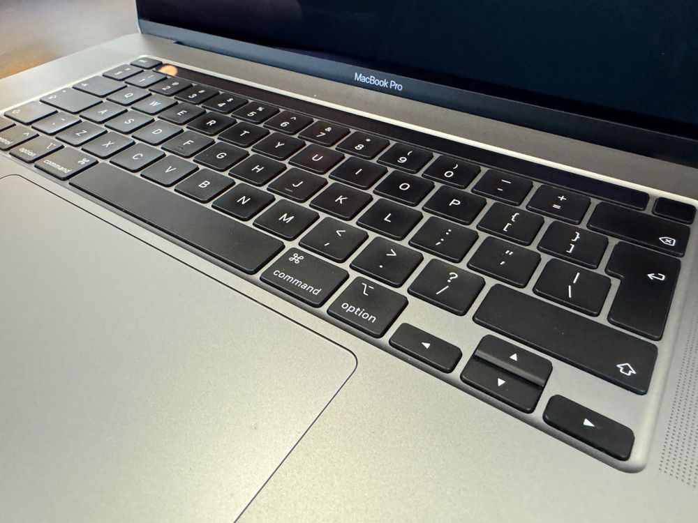 MacBook Pro 16 cali, i7, 16 GB, 2019, stan IDEALNY