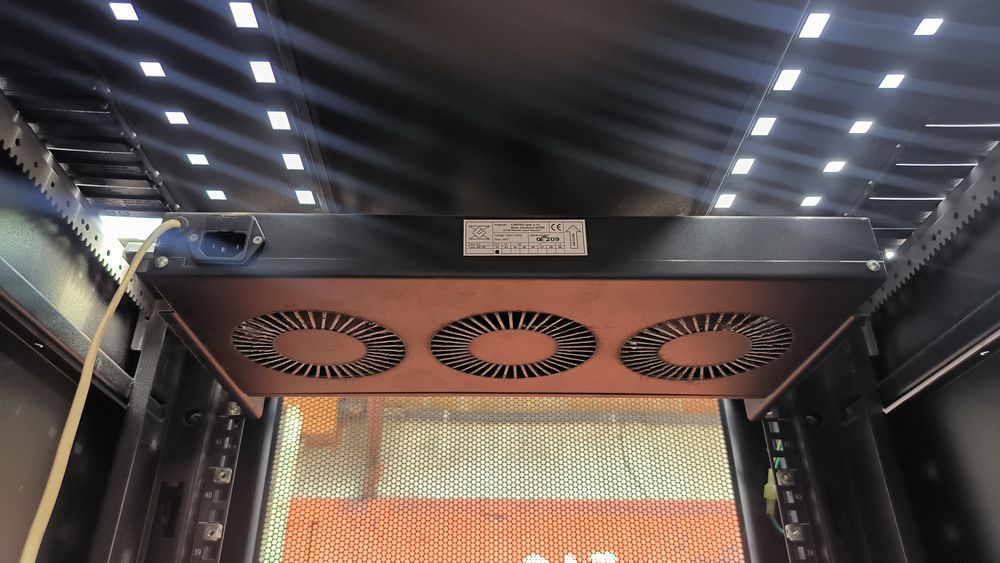 Шафа серверна APC AR3100