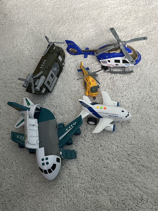 Іграшки ( вертольоти та літачки )