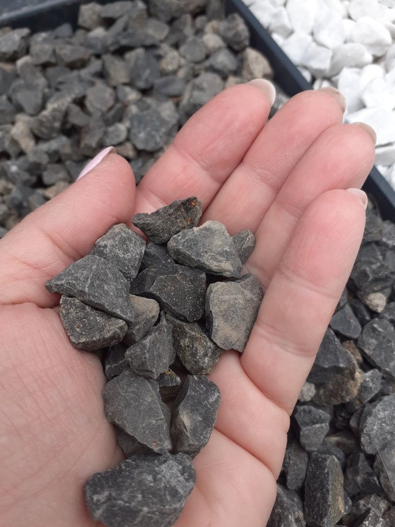 Grys czarny bazaltowy kamień łamany drobny 8-16