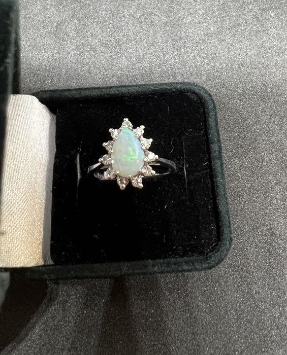 Pierścionek/ białe złoto/ brylanty/ opal/ 585/ rozmiar 9,5/w2