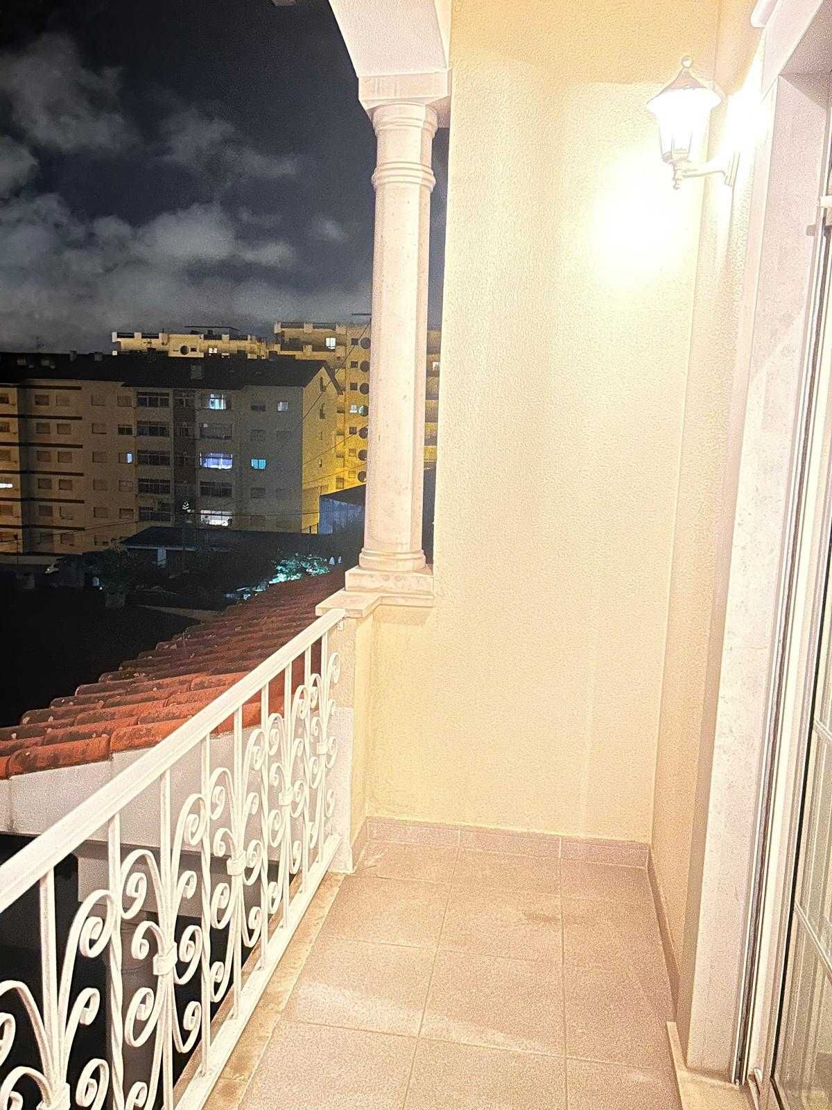 Aluga-se quarto em vivenda com varanda