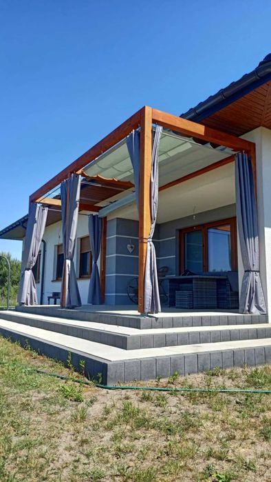 Pergola z roletą rzymską – konstrukcja drewniana lub aluminiowa