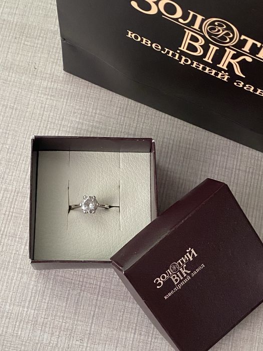 Каблучка срібна з камінням