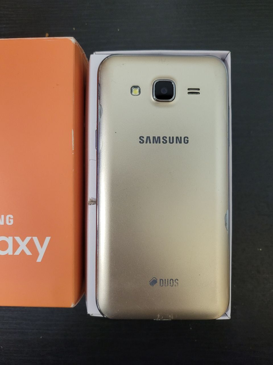 Телефон Samsung Galaxy J5