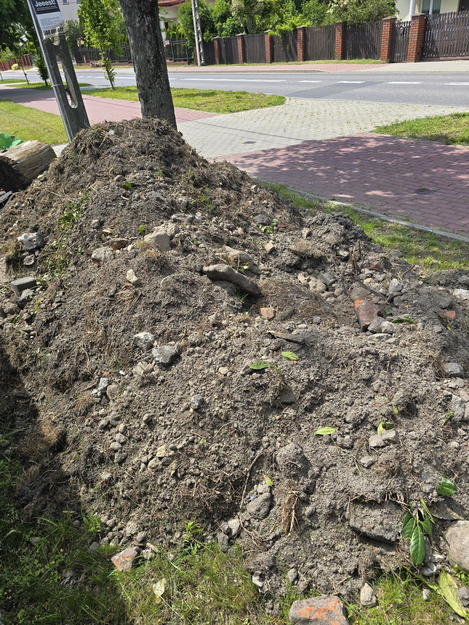 Oddam ziemię z kamieniami, gruzem. Odbiór wersja własnym zakresie.