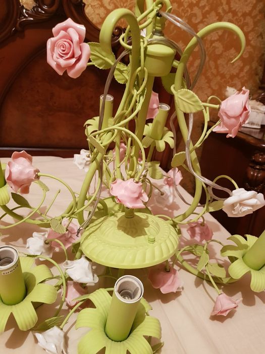 Красивая кованная люстра с плафонами