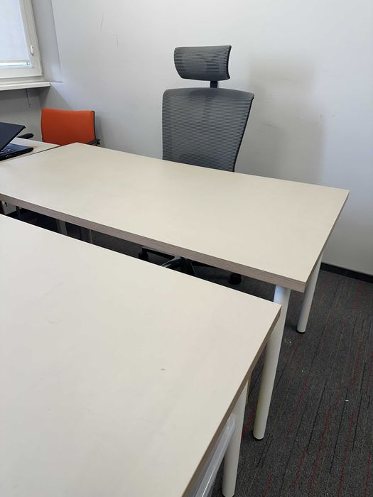 meble biurowe (biurka, kontenerki, krzesło)