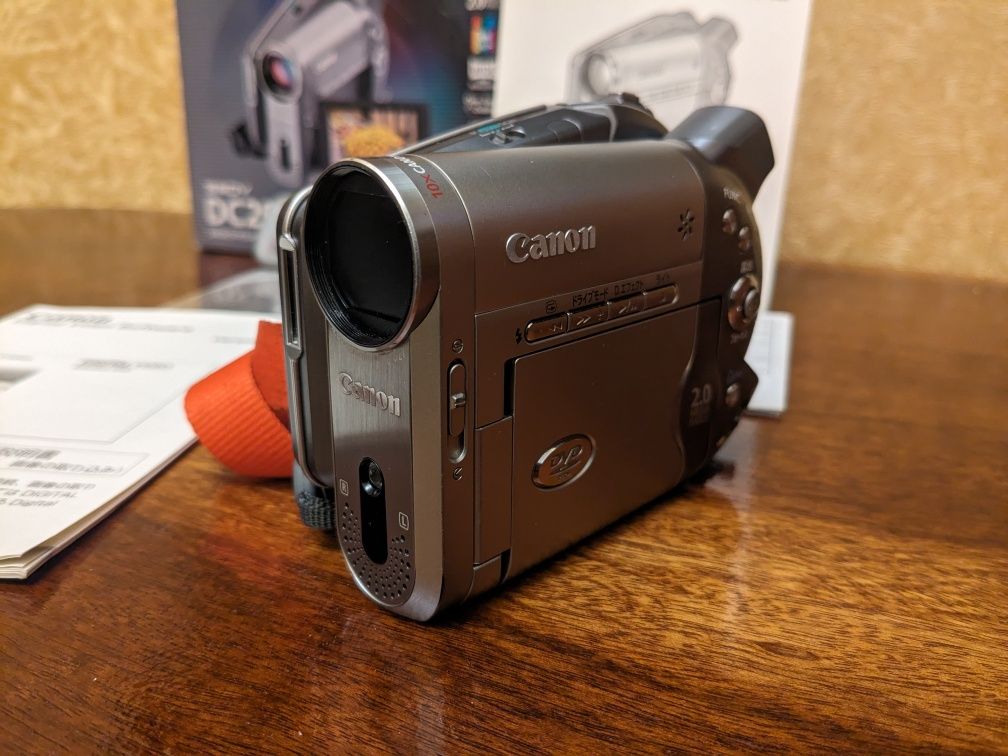 Видеокамера Canon DC20