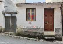 Moradia T2 para restaurar com terreno, Amiais de Baixo