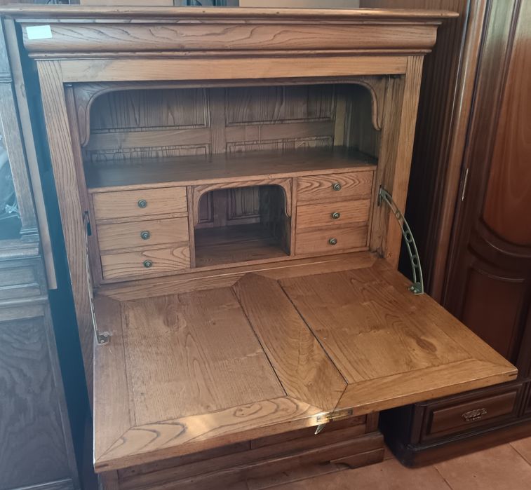 Móvel com escrivaninha em carvalho