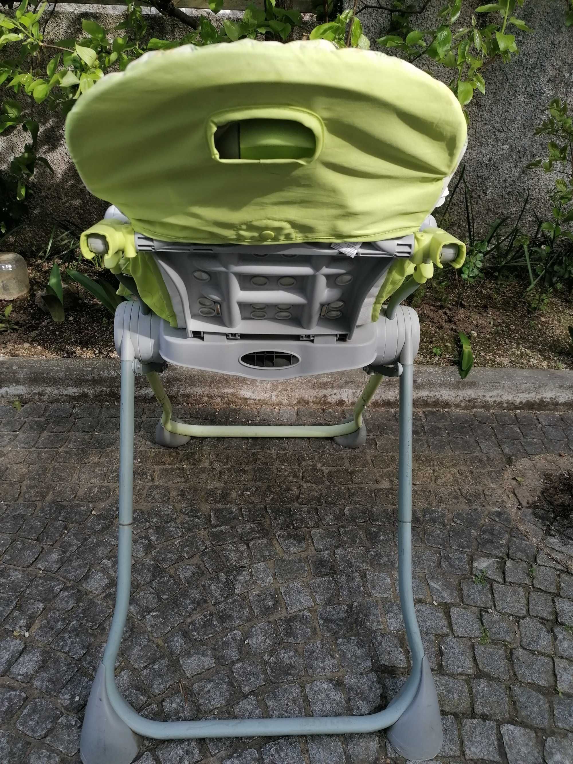 Cadeira de comer da Chicco. Bom preço.