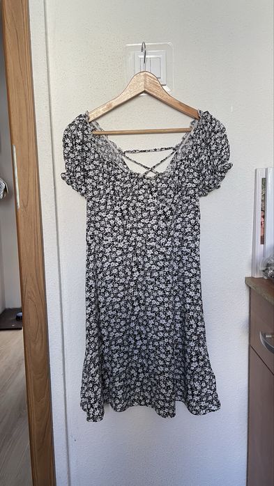 Letnia czarna sukienka w białe kwiatki z wiązaniem na plecach