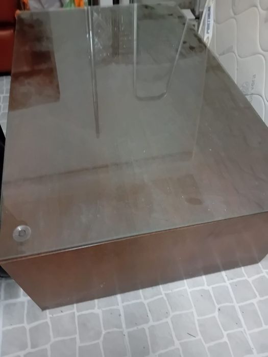 Mesa centro com tampo em vidro.