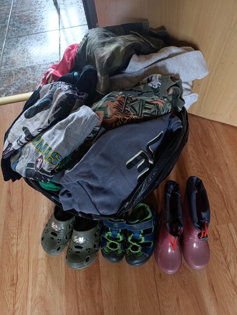 Duża torba ubranek różnych dla chłopca od 2/5 lat  plus buty.