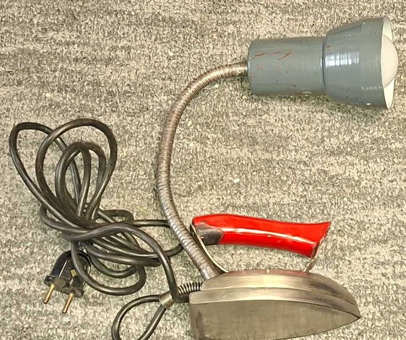 Lampka z żelazka wykonana  do oświetlenia stołu warsztatowego