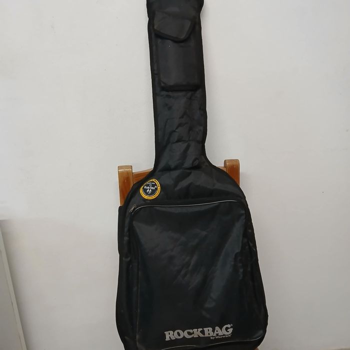 Guitarra acústica Fender (ampliação avariada)