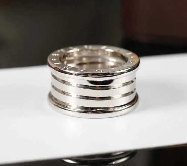 PierścieńzwygrawerowanymlogoBVLGARI18K