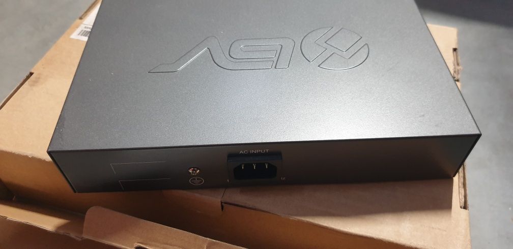 8 PoE+ switch nowy 120W