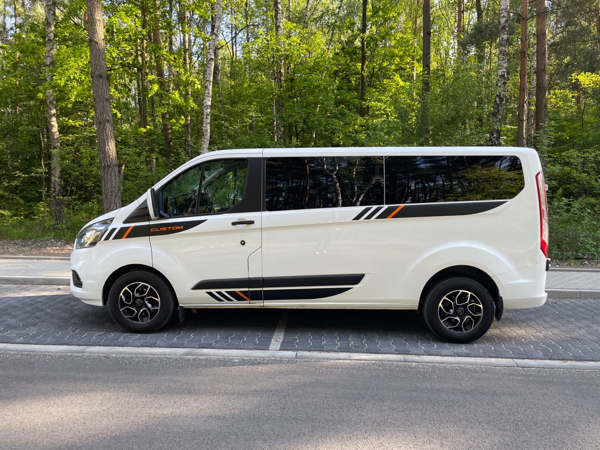 Wynajem busa 9 osobowego Ford Transit Custom – wakacje 2025 Trzebinia