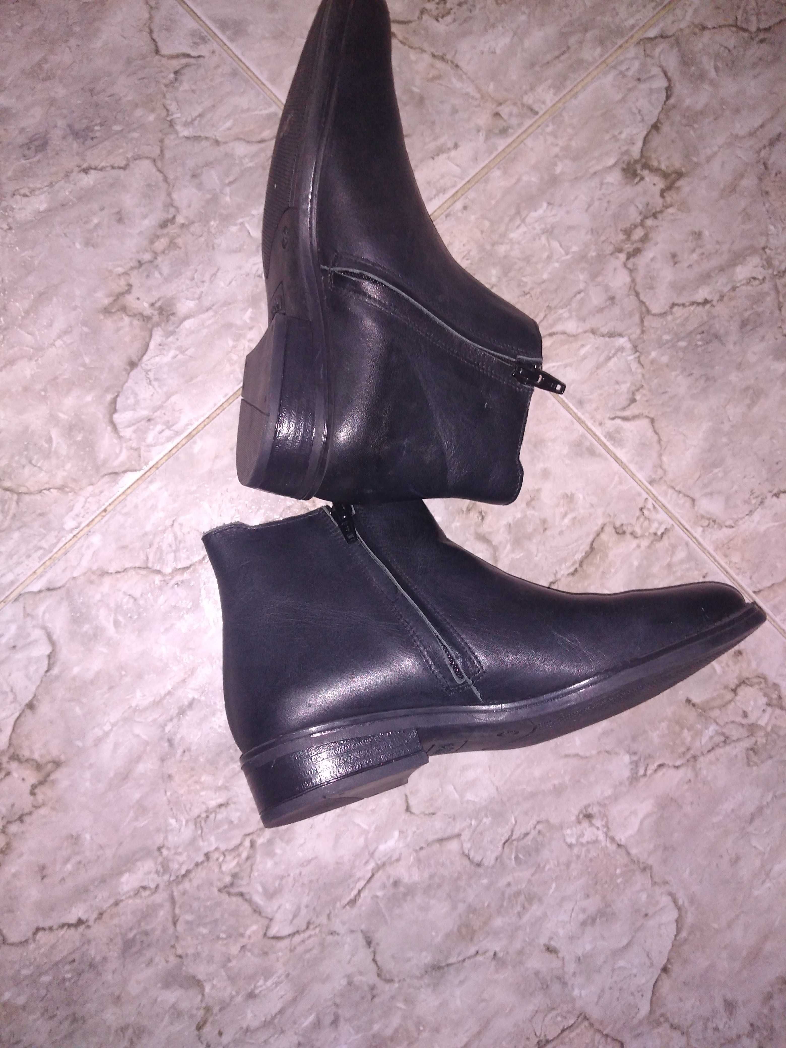 Botas pretas tamanho 36 em pele