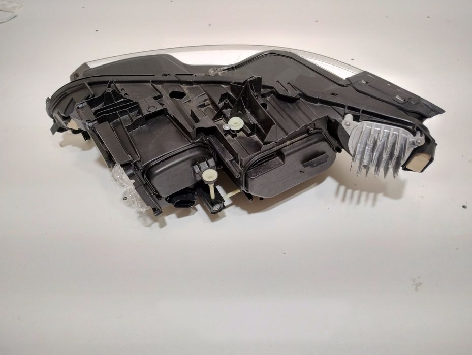 Lampa reflektor VW ID7 Full LED prawa